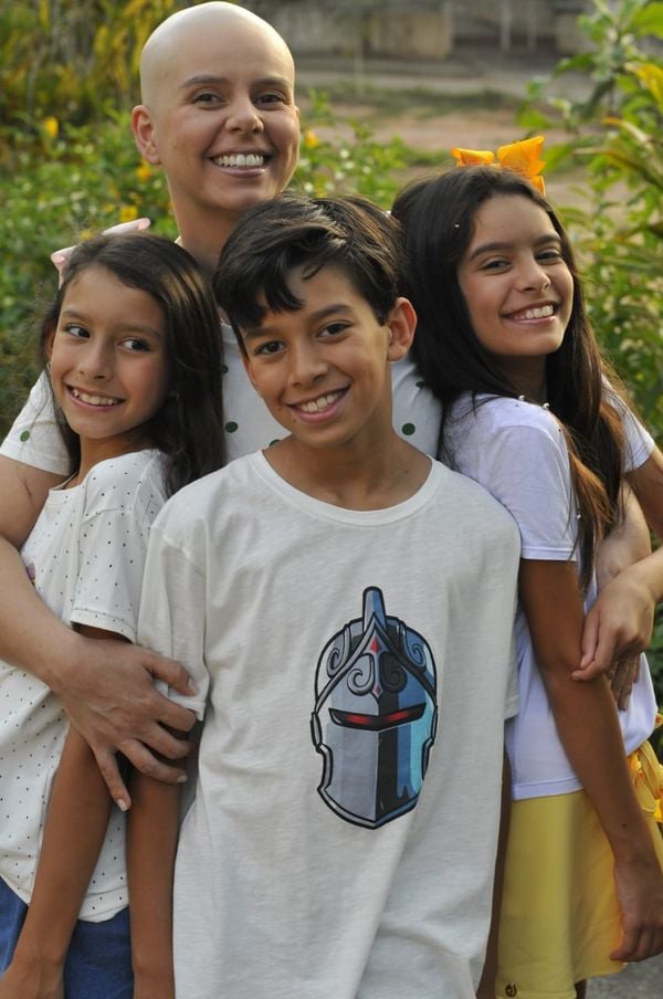 Juliana Miranda da Silva e Agum e os filhos
