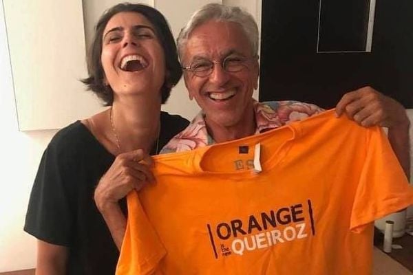 Manuela d'Ávila e Caetano Veloso com camiseta 