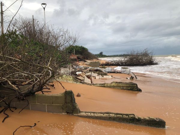 Orla de Manguinhos, na Serra, sofre com a erosão causada pelo mar