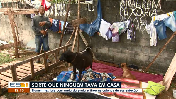 Sem ter para onde ir, o auxiliar de pedreiro fez uma barraca com madeiras no terreno do imóvel