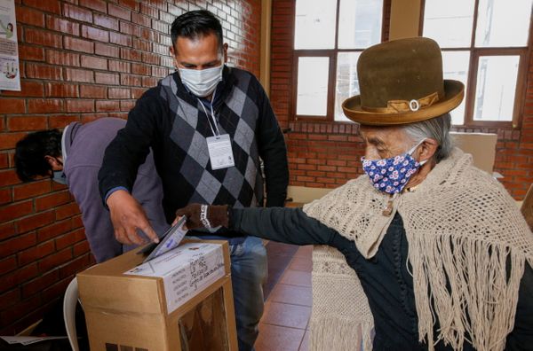 Uma eleitora dá seu voto em uma seção eleitoral durante a eleição presidencial em La Paz, Bolívia