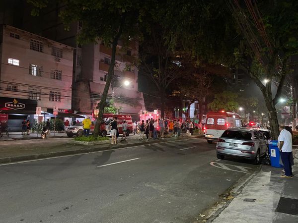 Vídeos: incêndio atinge prédio na Praia do Canto, em Vitória por Leitor