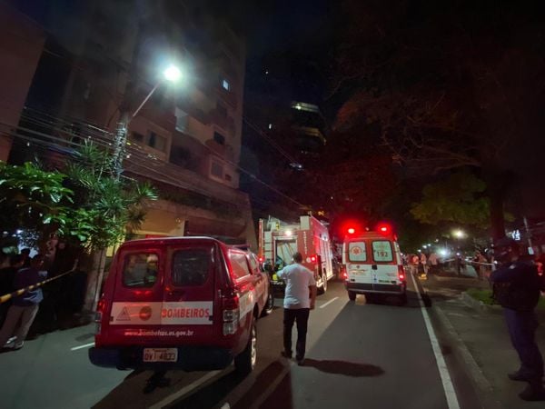 Vítimas de incêndio na Praia do Canto são socorridas e levadas para hospitais