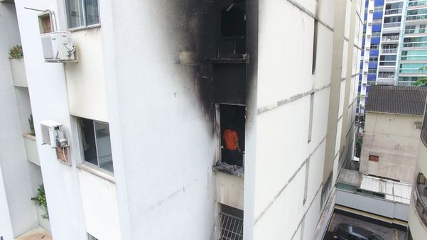  Defesa Civil faz avaliação em apartamento  que pegou fogo na Praia do Canto