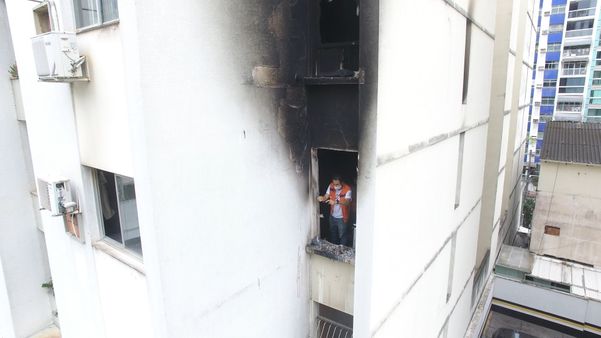  Defesa Civil faz avaliação em apartamento  que pegou fogo na Praia do Canto por Luciney Araújo