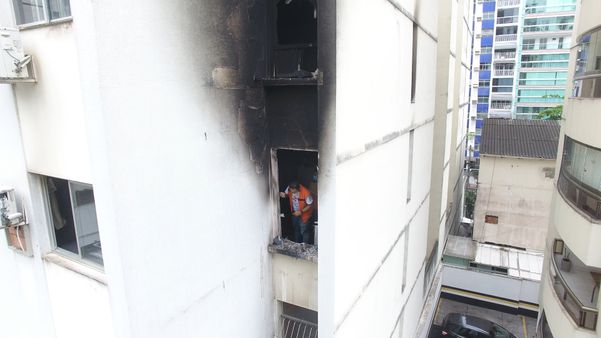  Defesa Civil faz avaliação em apartamento  que pegou fogo na Praia do Canto por Luciney Araújo