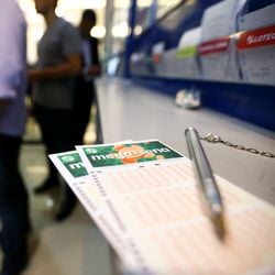 As apostas podem ser feitas até as 20h (horário de Brasília), nas casas lotéricas credenciadas pela Caixa em todo o país ou pela internet, no portal Loterias Caixa