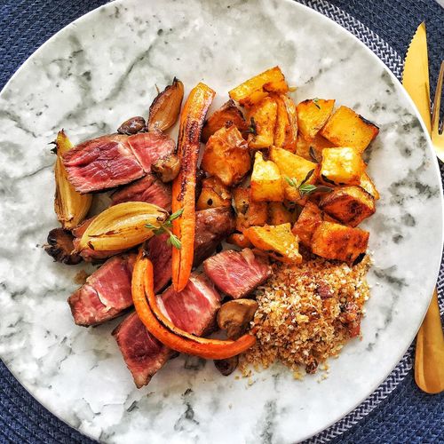 O corte bovino também é conhecido como denver steak e tem excelente marmoreio. Veja receita com legumes tostados e farofa de bacon