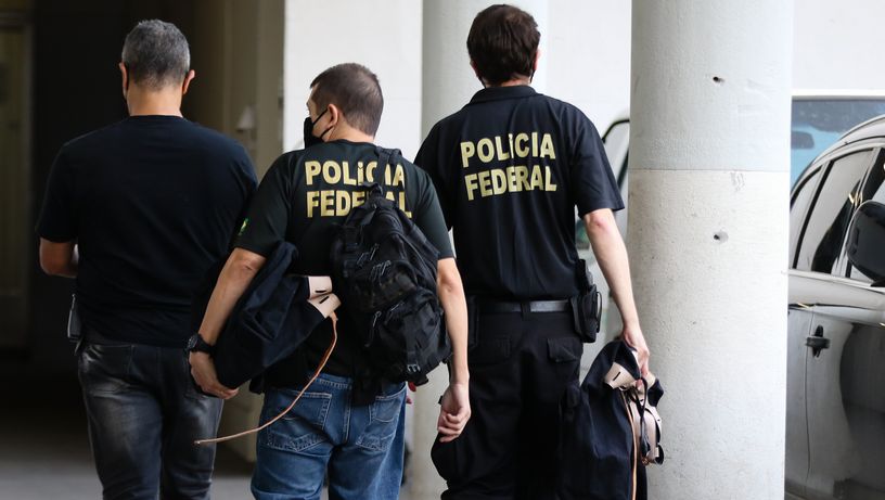 Agentes da Polícia Federal cumprem sete mandados de busca e apreensão nesta terça-feira (20) na Operação Sem Limites IV, a 77ª fase da Lava Jato