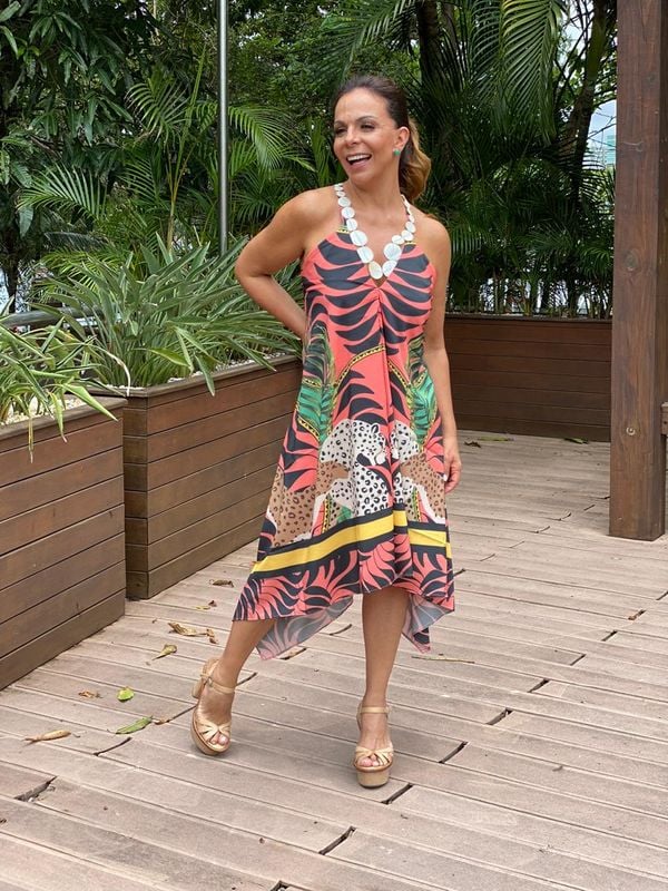 A artista Sula Miranda veste Ester Brito em ensaio feito em mansão na Ilha do Frade, em Vitória (ES)