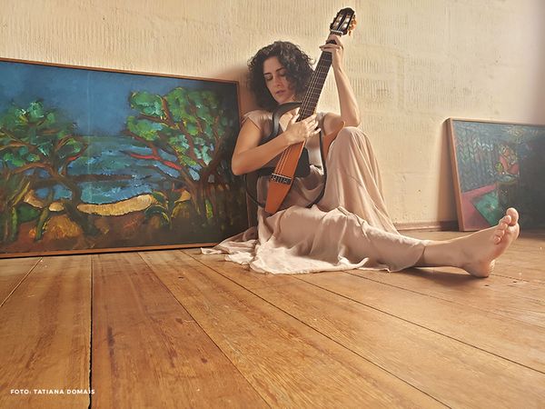 Cantora, compositora e violonista carioca, Gabi Buarque está lançando “Mar de gente”, seu terceiro disco