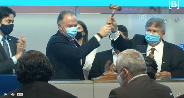 Governador Renato Casagrande  e o secretário Nacional de Saneamento, Pedro Maranhão, batem o martelo encerrando o leilão da PPP de saneamento de Cariacica, na B3, em São Paulo 