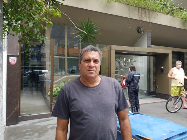 O microempresário Edson Caldas mora perto do local do incêndio, auxiliou no atendimento e reclamou da demora