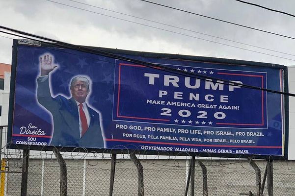 Outdoor faz campanha para Donald Trump na cidade de Governador Valadares, em Minas Gerais