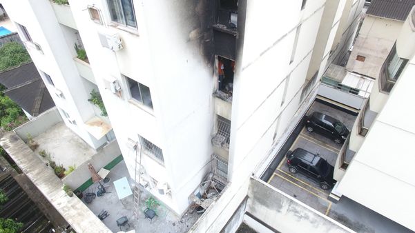 Prédio onde apartamento pegou fogo na Praia do Canto, em Vitória