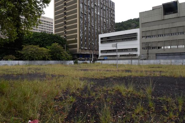 Terreno onde seria construído um shopping que faria ligação com a beira mar. O terreno fica atrás da antiga loja Mesbla, no Centro