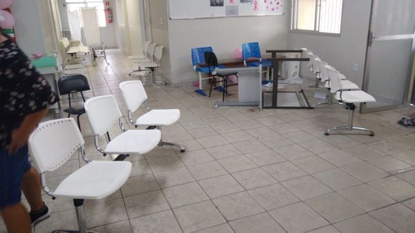 Imagens de mesas, cadeiras e outros objetos quebrado pelo homem na Unidade de Saúde