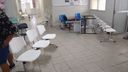Imagens de mesas, cadeiras e outros objetos quebrado pelo homem na Unidade de Saúde(Divulgação/Prefeitura de Linhares)