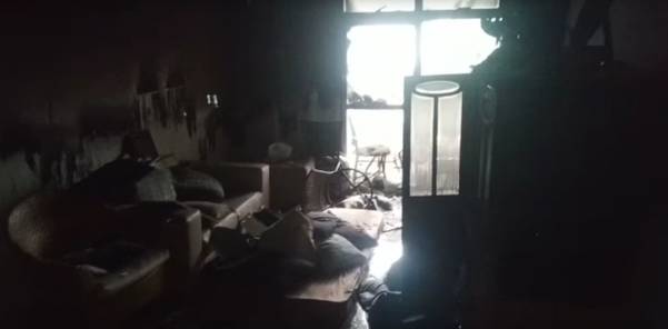 Imagem da destruição causada pelo fogo no apartamento na Praia do Canto