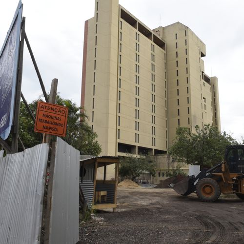Desativado desde 2015, espaço de hotel está sendo usado como canteiro para obras de recuperação de ciclovias e ciclorrotas