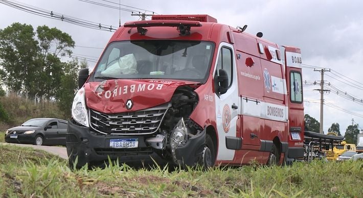 Ambulância transportava dois pacientes quando colidiu com carro de passeio, no km 143 da BR 101. Quatro pessoas ficaram feridas, sem gravidade