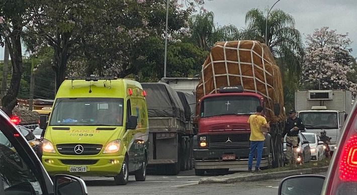 As vítimas foram encaminhadas ao hospital e não tiveram o estado de saúde divulgado até o momento. Por conta da colisão, uma faixa da via permanece interditada