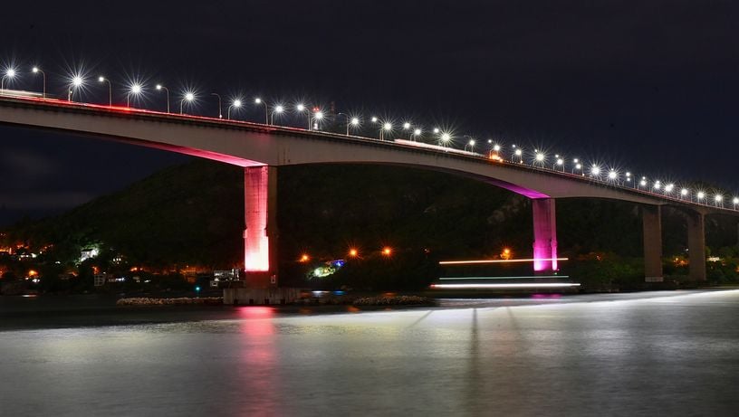 Fotografia noturna da Terceira Ponte utilizando a técnica de longa exposição 