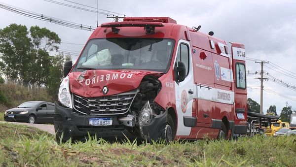 Acidente de ambulância com carro de passeio na BR-101, em Linhares