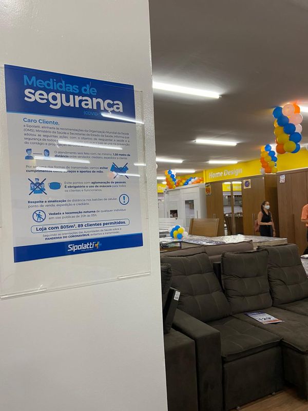 Comunicado com as medidas de segurança exigidas no interior da loja.