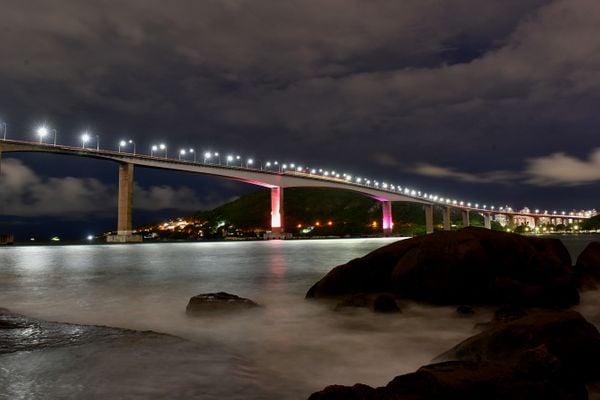 Fotografia noturna da Terceira Ponte utilizando a técnica de longa exposição 