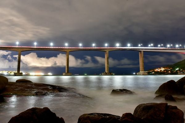 Fotografia noturna da Terceira Ponte utilizando a técnica de longa exposição 