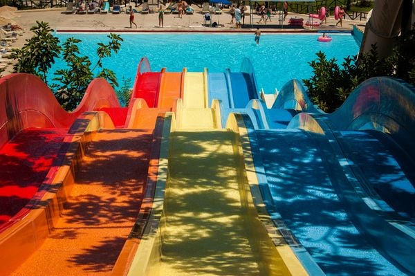 Parques aquáticos é preferência de destino de famílias: diversão para crianças e adultos 