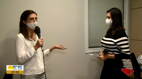 Presidente do Conselho de Arquitetura e Urbanismo do ES, Liane Destefani (à esquerda), em entrevista à TV Gazeta
