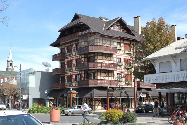 Vários hotéis seguem a arquitetura característica de Gramado