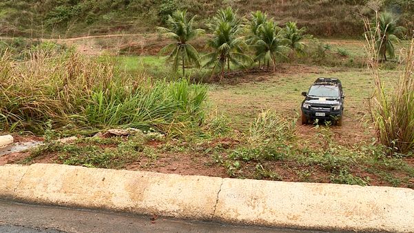 Viatura da Polícia Civil capota transportando presa em Colatina