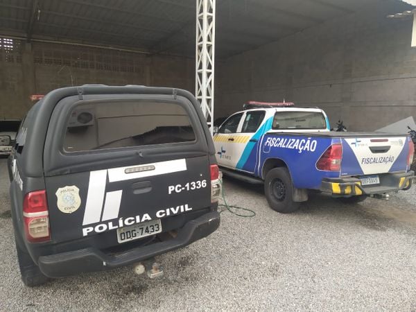 Viatura de Polícia Civil e da Corregedoria do Detran na delegacia de Linhares