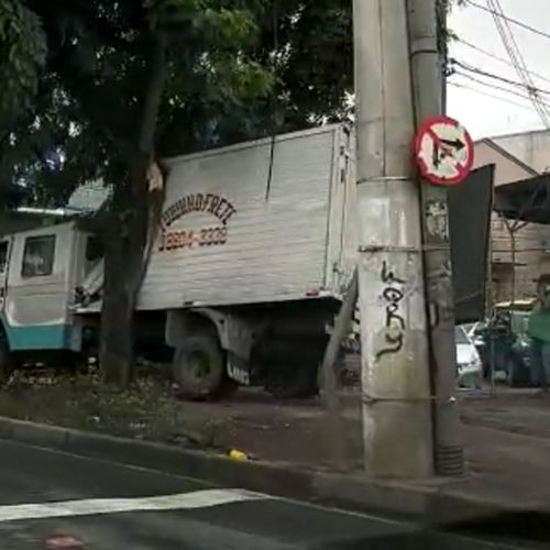 Caminhão invade calçada, bate em árvore e deixa 3 feridos em Vitória