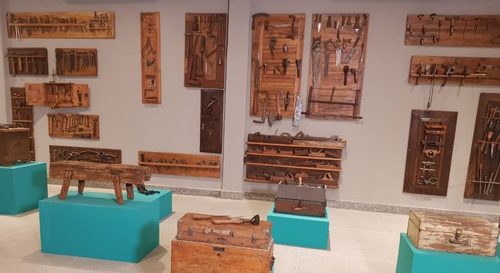 Contando a história do relacionamento entre o homem e suas ferramentas de trabalho, exposição integra a programação de estreia do espaço em Jardim da Penha, Vitória