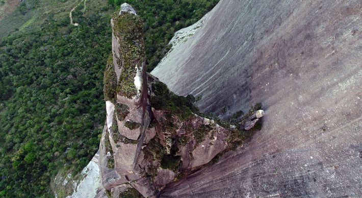 A formação rochosa única, além de ser uma das paisagens mais bonitas do Estado, é local de preservação de espécies raras de andorinhas