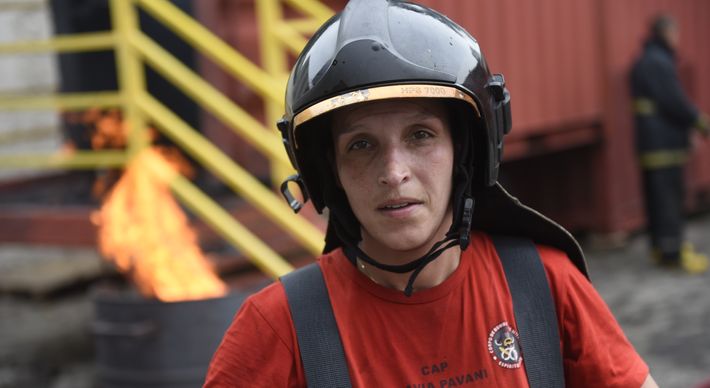 Desde criança, Flavia Pavani sonhava em ser bombeira e não descansou até conseguir passar no concurso. Hoje é instrutora de combate a incêndio