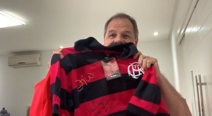 Paulo Sérgio, comentarista da TV Gazeta, doou a camisa para o leilão realizado pela Santa Casa de Vitória para a campanha #JuntosPelaMama. O Sincades arrematou a peça e também outra camisa usada pelo ex-goleiro na noite desta quarta-feira (21)
