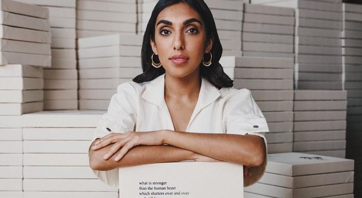 O pequeno e potente livro da poeta indiana Rupi Kaur, que no topo da lista de mais vendidos do New York Times por 40 semanas, reúne boas histórias que de tão particulares se tornam universais