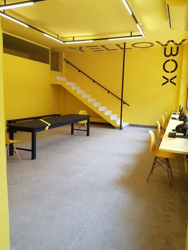 A biblioteca digital Yellow Box, do Centro Cultural Sesi, em Jardim da Penha por Divulgação/Centro Cultural Sesi