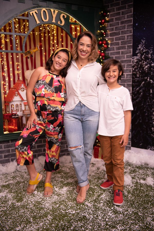 Anna Carolina Bimbato e os filhos Eduardo e Rafaella: em clima de Natal