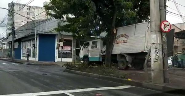 Caminhão colide contra árvore em Jardim da Penha