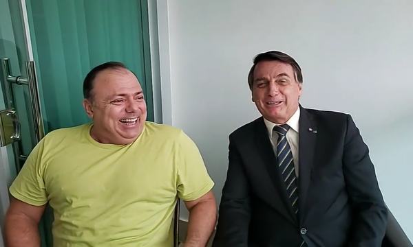 O presidente Bolsonaro ao lado do ministro Pazuello