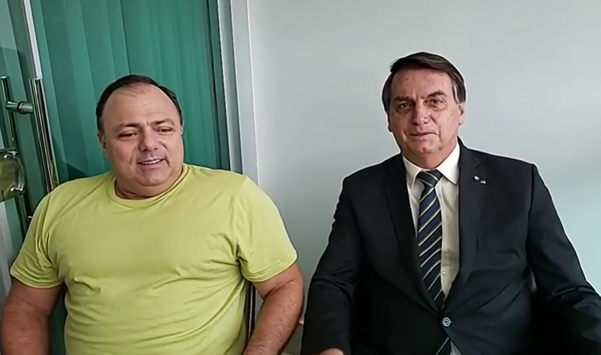 O presidente Bolsonaro ao lado do ministro Pazuello