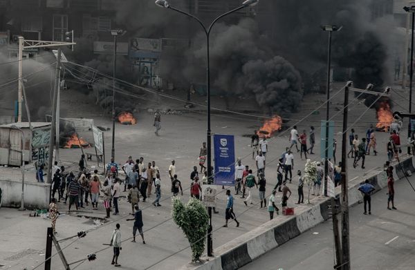 Pessoas são vistas perto de pneus queimando na rua, em Lagos, na Nigéria