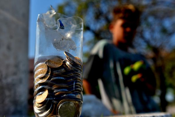 Garoto faz malabares em semáforo da Avenida Américo Buaiz, em frente ao Shopping Vitória 
