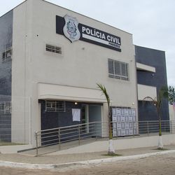 Esposa da vítima contou que os suspeitos chegaram armados à residência alegando serem policiais, atiraram no portão, na porta da sala e, em seguida, invadiram o imóvel
